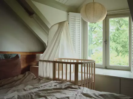 Stokke Nighti Mini Natural Pinnasänky lastenhuoneessa uudinverholla. - Pinnasängyt ja lastensängyt - 705401bund3 - 2