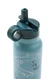 Liewood juomapullo Falk 350 ml Race cars/Beach blue sporttikorkilla. - Juomapullot ja pillipullot - 19617-2783 - 2
