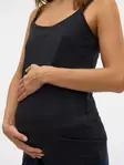 Äitiystoppi Mamalicious Kerrie Strap Top Black naisen yllä. - Äitiyspaidat - 20018963 - 4