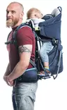 Deuter Kid Comfort kantorinkka Midnight miehen selässä, lapsi kyydissä. - Kantorinkat - 36202213003 - 4