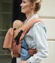 Kantoreppu Stokke Limas Carrier Plus OCS Terracotta naisella vauva kanssa. - Kantoreput - 619313 - 4
