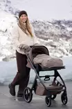 Voksi Urban untuvalämpöpussi Walnut rattaissa makuuasennossa. - Lämpöpussit rattaisiin - 01813040-2403 - 8