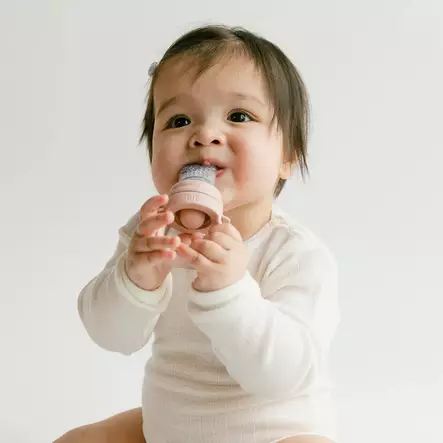 Bibs Maistelututti Silicone Baby Feeder, Blush lapsella. - Tutit ja tuttinauhat - 4350244 - 2