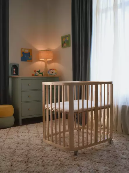 Stokke Nighti Mini pinnasänky lastenhuoneessa. - Pinnasängyt ja lastensängyt - 705401bund4 - 2