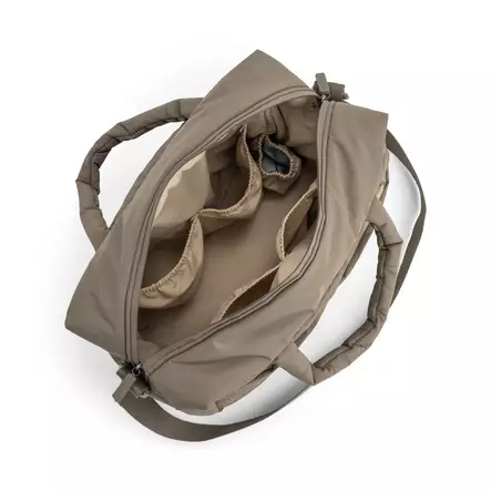Hoitolaukku Done by Deer Quilted bag Taupe, sisältää useita taskuja ja lokeroita. - Hoitolaukut ja organizerit - 7063604 - 2