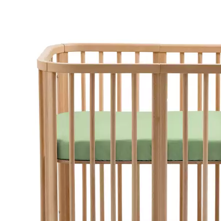 Stokke Nighti Mini muotolakana 2026 Sage Green 60x80cm sängyssä. - Pussilakanat ja aluslakanat - 710504 - 2