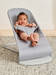 BabyBj=C3=B6rn Bouncer sitteri Woven Petal Quilt, Light Grey lapsi sit=
teriss=C3=A4. - Sitterit - BB006224 - 2