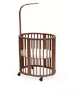 Stokke Sleepi uudintanko V3 Warm Brown kiinni sängyssä. - Stokke Sleepi tuotteet - 592004 - 2