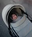 Stokke YoYo Newborn shell kantokoppa Taupe vauvalla. - Matkarattaat ja lastenrattaat - 646304 - 5