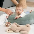 Imetystyyny Doomoo Softy Cordoroy Green vauvalla masullaan lattialla. - Imetystyynyt - S94 - 2