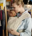 Kantoreppu Stokke Limas Carrier OCS Floral Beige vauva kyydissä. - Kantoreput - 619214 - 3