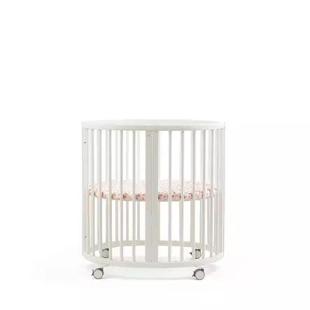 Stokke muotolakana Sleepi Miniin Wild Rose Berries sängyssä. - Pussilakanat ja aluslakanat - 683015 - 2