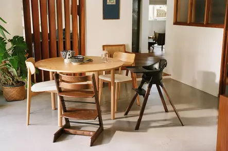 Syöttötuoli Stokke Clikk Bamboo Black/Warm Brown keittiössä. - Syöttötuolit - 695805 - 2