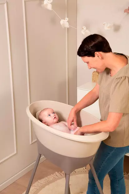 Vauvan kylpyamme Luma Almond vauvalla kylvyssä. - Kylpyammeet ja kylpytuet - L15715 - 2