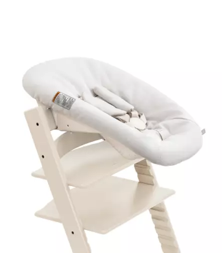 Stokke Tripp Trapp Newborn Set Vanilla White kiinni tuolissa. - Syöttötuolit - 526105 - 2