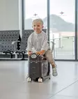 Stokke Jetkids Bedbox Midnight Grey, lapsi voi istua kyydissä. - Matkasängyt - 681305 - 3