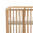 Stokke Nighti Mini muotolakana 2026 Birch Beige 60x80cm, sängyssä. - Pussilakanat ja aluslakanat - 710505 - 2