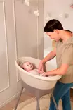 Vauvan kylpyamme Luma Almond vauvalla kylvyssä. - Kylpyammeet ja kylpytuet - L15715 - 2