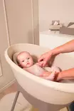 Vauvan kylpytuki Luma Almond vauvalla ammeessa. - Kylpyammeet ja kylpytuet - L17115 - 2