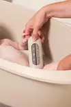 Kylpylämpömittari Luma Almond vauvan kylpyammeessa. - Kylpylelut ja kylpymittarit - L21315 - 2