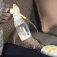 Rintapumppu Medela Solo Single naisella. - Rintapumput - 101041926 - 3