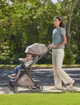 Lastenrattaat BRITAX Tira Teak kävelyllä, lapsi rattaissa. - Matkarattaat ja lastenrattaat - 2000042376 - 2