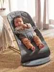 BabyBj=C3=B6rn Bouncer Bliss sitteri Anthrasite lapsella olohuoneessa.=
 - Sitterit - BB006226 - 2