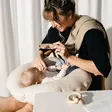 Imetystyyny Doomoo Softy Chine Sand sylissä vauvalla. - Imetystyynyt - S86 - 2