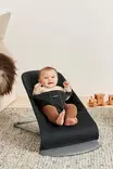 BabyBjörn Bouncer Bliss sitteri Woven, Black vauvalla olohuoneessa. - Sitterit - BB006116 - 2