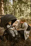 Matkarattaat BRITAX B-Agile R Carbon Black lapsella metsässä. - Matkarattaat ja lastenrattaat - 2000042176 - 5