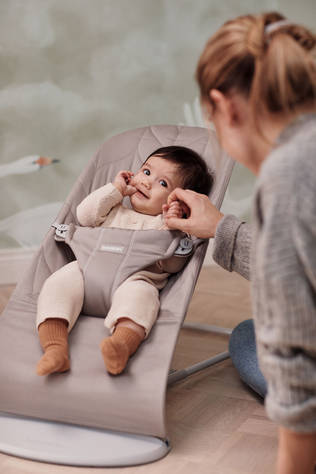 BabyBj=C3=B6rn Bouncer Bliss sitteri Woven Petal Quilt Sand Grey lapse=
lla. - Sitterit - BB006317 - 2