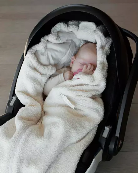 Easygrow Lyng kevyt lämpöpussi Teddy Ivory vauvalla turvakaukalossa. - Lämpöpussit turvakaukaloihin - 304577 - 2