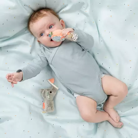 Done By Deer helistin mirrorset celebration colour mix vauvalla kädessä - Helistimet, tarttumislelut ja pallot - 4363087 - 3