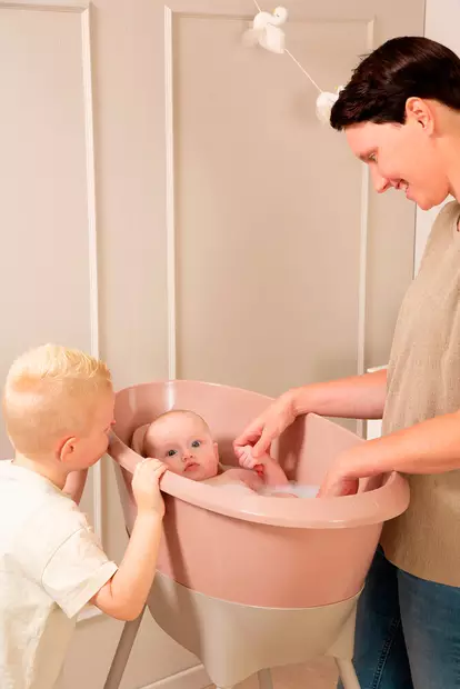 Vauvan kylpyamme Luma Blush Pink vauvalla kylvyssä. - Kylpyammeet ja kylpytuet - L15717 - 2