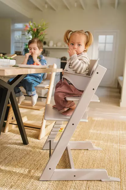 Stokke Tripp Trapp syöttötuoli Cashmere Grey lapsella Baby Setin kanssa. - Syöttötuolit - 100147 - 2