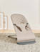 BabyBj=C3=B6rn Bouncer Bliss sitteri Woven, Sand Grey huoneessa. - Sitterit - BB006217 - 4