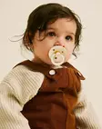 Bibs Colour Studio, Ivory Gold tutti lapsella. - Tutit ja tuttinauhat - 120477 - 3