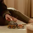 Little Dutch pikkuautot lapsen leikeissä. - Puulelut - LD2537 - 4