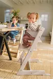 Stokke Tripp Trapp syöttötuoli Cashmere Grey lapsella Baby Setin kanssa. - Syöttötuolit - 100147 - 2