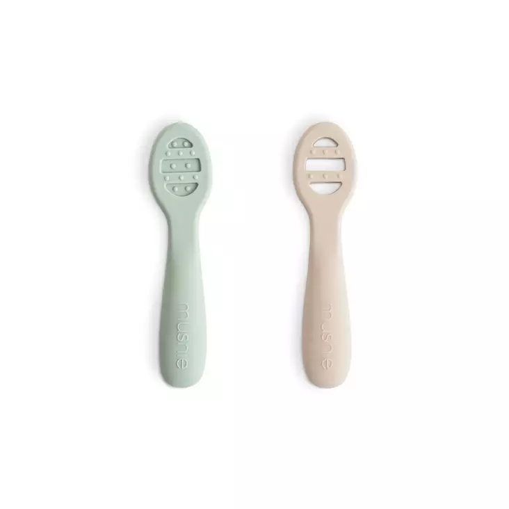 Mushie ensilusikat silikonia 2-pack Cambridge Blue/Shifting Sand. - Ensilusikat ja lasten aterimet - 101627 - 1