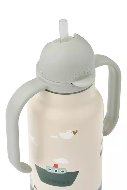 Liewood juomapullo Kimmie 250 ml Sailing/Sandy, esiin taitettavalla pillillä. - Juomapullot ja pillipullot - 19618-2618 - 2