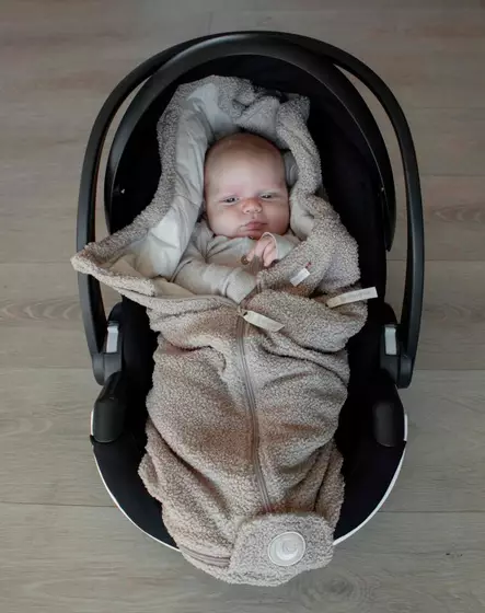 Easygrow Lyng kevyt lämpöpussi Teddy Sandbrown vauvalla kaukalossa. - Lämpöpussit turvakaukaloihin - 304578 - 2