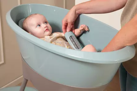 Kylpylämpömittari Luma Ice Blue vauvalla ammeessa. - Kylpylelut ja kylpymittarit - L21318 - 2