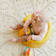 Bumbo Floor Seat vauvan istuin Mimosa Yellow lapsella. - Sitterit - BUFLOSEAT8628 - 2