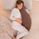 Imetystyyny-vartalotyyny Doomoo Comfy Big naisella vuoteessa. - Imetystyynyt - 35001028 - 2