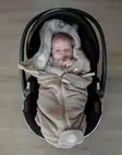 Easygrow Lyng kevyt lämpöpussi Teddy Sandbrown vauvalla kaukalossa. - Lämpöpussit turvakaukaloihin - 304578 - 2