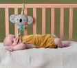 Taf Toys soittorasia Kimmy Koala Musical Koala lapsella pinnasängyssä. - Mobilet ja soittorasiat - 265918 - 2