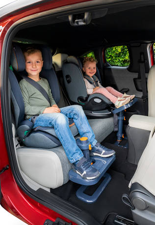 KneeGuardKids 4 jalkatuki kahdella eri ik=C3=A4isell=C3=A4 lapsella. - Turvaistuimien muut lisävarusteet - 274419 - 2