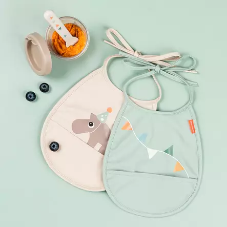 Done By Deer Tiny pocket bib 2pack Celebration Sand pöydällä - Ruokalaput - 1343439 - 2