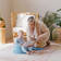 Bumbo Floor Seat vauvan istuin Powder Blue lapsella. - Sitterit - BUFLOSEAT8629 - 2